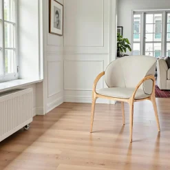 Chaise en cuir gris clair dos rond accoudoirs bois clair ALDER