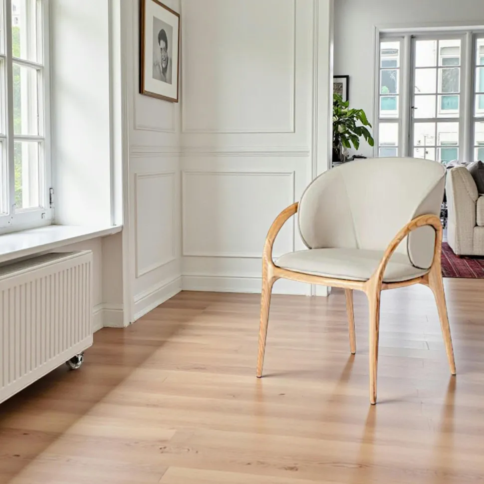 Chaise en cuir gris clair dos rond accoudoirs bois clair ALDER