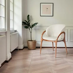 Chaise en cuir gris clair dos rond accoudoirs bois brun ALDER