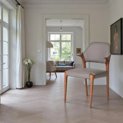 Chaise en cuir gris foncé design, accoudoirs bois brun ALDER