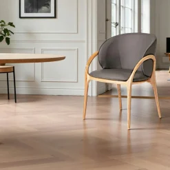Chaise en cuir gris foncé dos rond accoudoirs bois clair ALDER