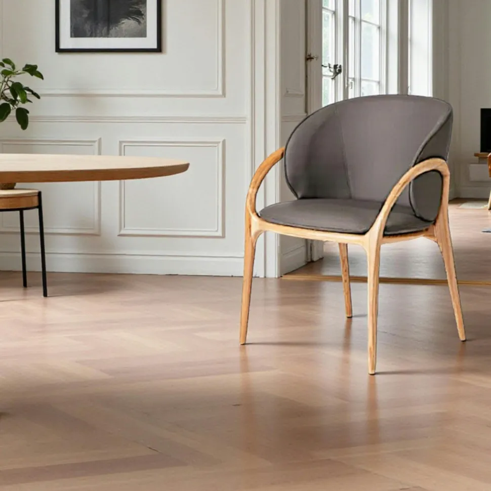 Chaise en cuir gris foncé dos rond accoudoirs bois clair ALDER