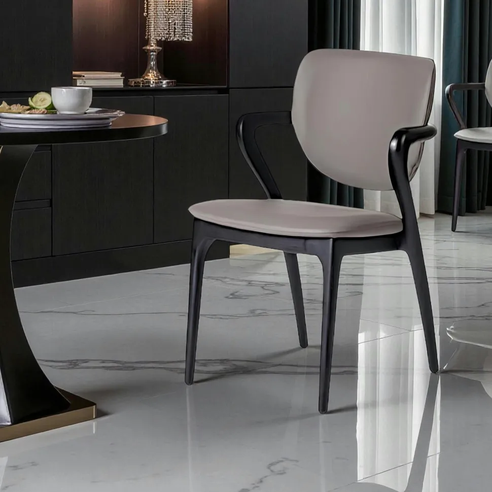 Chaise en cuir gris foncé, accoudoirs bois noir ALDER