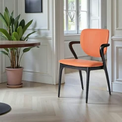 Chaise en cuir gris foncé, accoudoirs bois noir ALDER