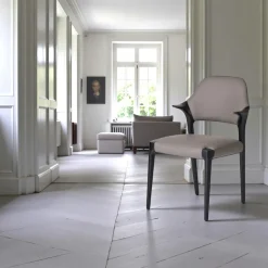 Chaise en cuir gris foncé design, accoudoirs bois noir ALDER