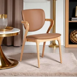 Chaise en cuir marron, accoudoirs bois clair ALDER