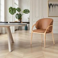 Chaise en cuir marron dos rond accoudoirs bois clair ALDER