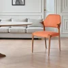 Chaise en cuir rouille design, accoudoirs bois brun ALDER