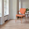Chaise en cuir terracotta, accoudoirs bois brun ALDER