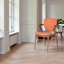 Chaise en cuir terracotta, accoudoirs bois brun ALDER