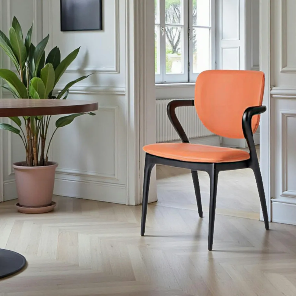 Chaise en cuir terracotta, accoudoirs bois brun ALDER