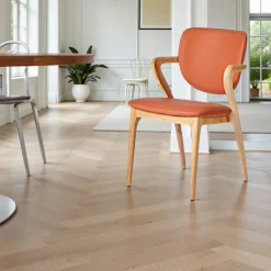 Chaise en cuir terracotta, accoudoirs bois clair ALDER