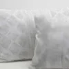 Coussin rectangle housse 100% coton écru avec motifs gris et pompons 30X50cm