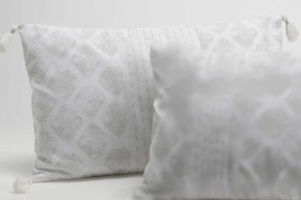 Coussin rectangle housse 100% coton écru avec motifs gris et pompons 30X50cm