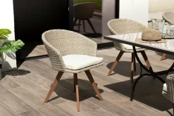 Fauteuil de jardin en résine tressée couleur naturelle coussin écru BAHIA