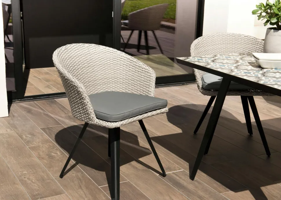 Fauteuil de jardin en résine tressée couleur naturelle coussin écru BAHIA
