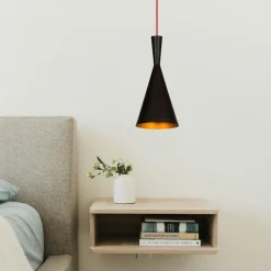 Lampe de chevet suspendue noire mat câble rouge, forme cône SILE