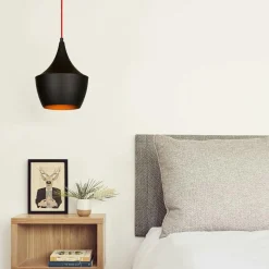 Lampe de chevet suspendue noire mat câble rouge, forme cône SILE