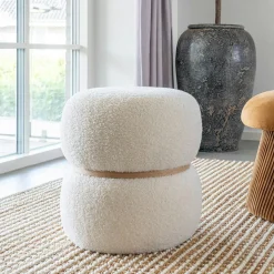Pouf de salon blanc effet fourrure avec cerclage bois BRUGES