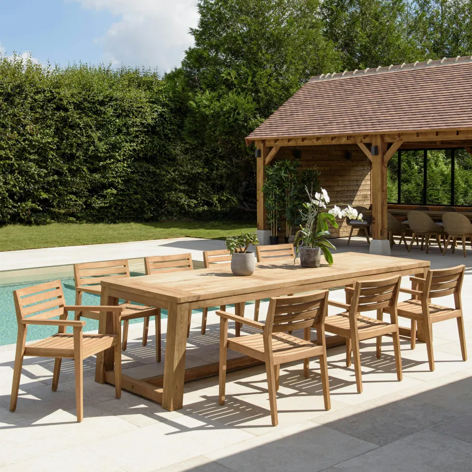 Salon de jardin teck naturel 1 table pieds en croix 320 cm + 8 fauteuils résine tressée MANY