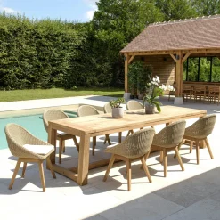 Salon de jardin teck naturel 1 table pieds inclinés 300 cm + 8 chaises arrondies résine tressée MANY