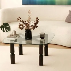 Table basse carrée en verre fumé - pieds bois marron sculpté BOMA