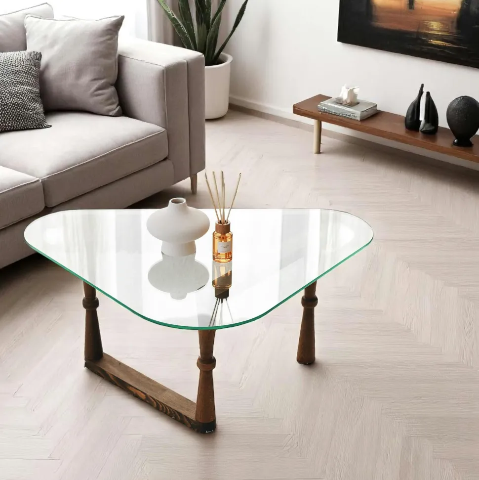 Table basse verre - forme triangle, pied bois sculpté BOMA
