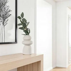 Vase design en céramique beige