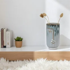 Vase moderne bleu avec motif visage